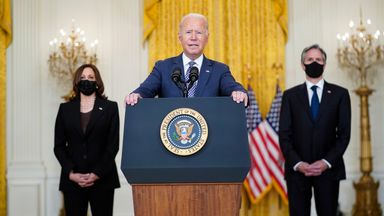 Prezydent Joe Biden w towarzystwie wiceprezydenta Kamali Harris i sekretarza stanu USA Anthony'ego Blinkena